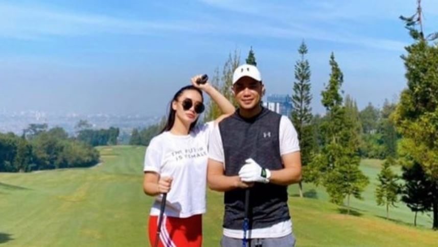 Potret 8 penyanyi cantik saat main golf, modis dan sporty