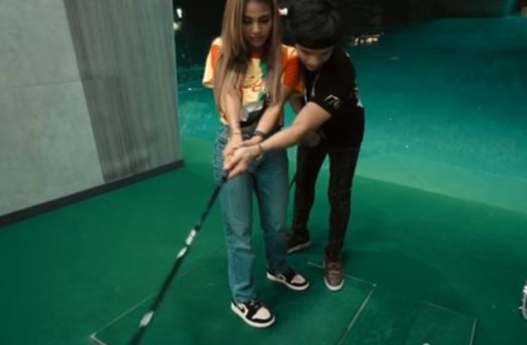 Potret 8 penyanyi cantik saat main golf, modis dan sporty