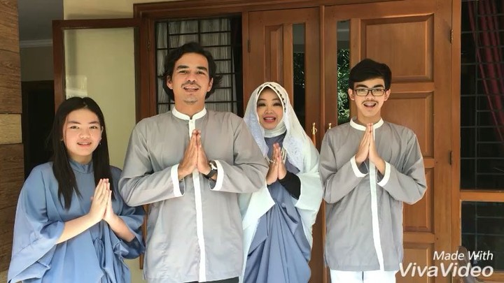 10 Potret kenangan keluarga Rina Gunawan dan Teddy Syach, harmonis