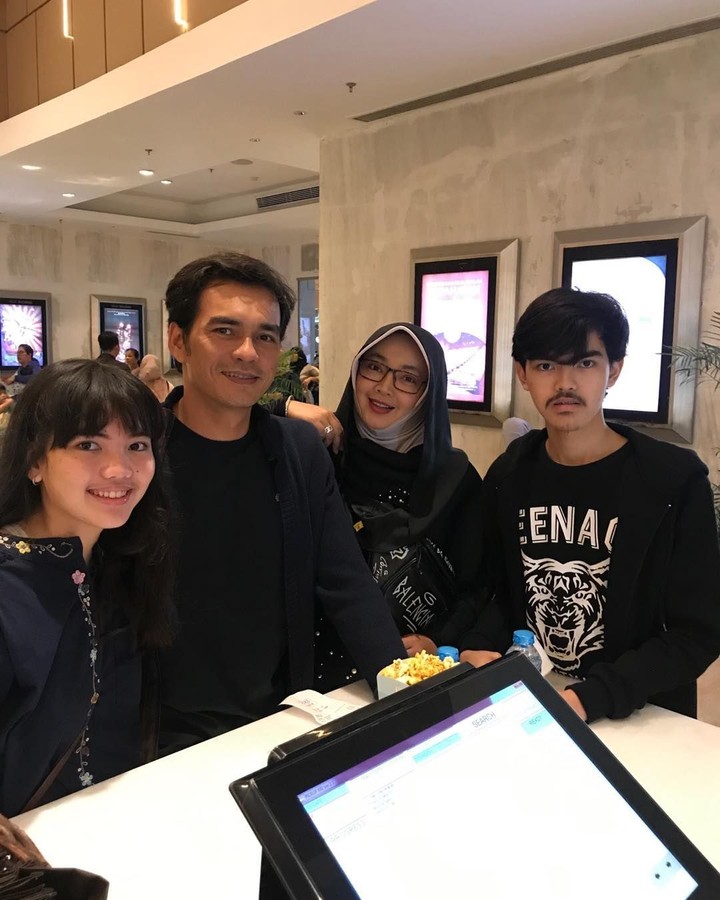 10 Potret kenangan keluarga Rina Gunawan dan Teddy Syach, harmonis