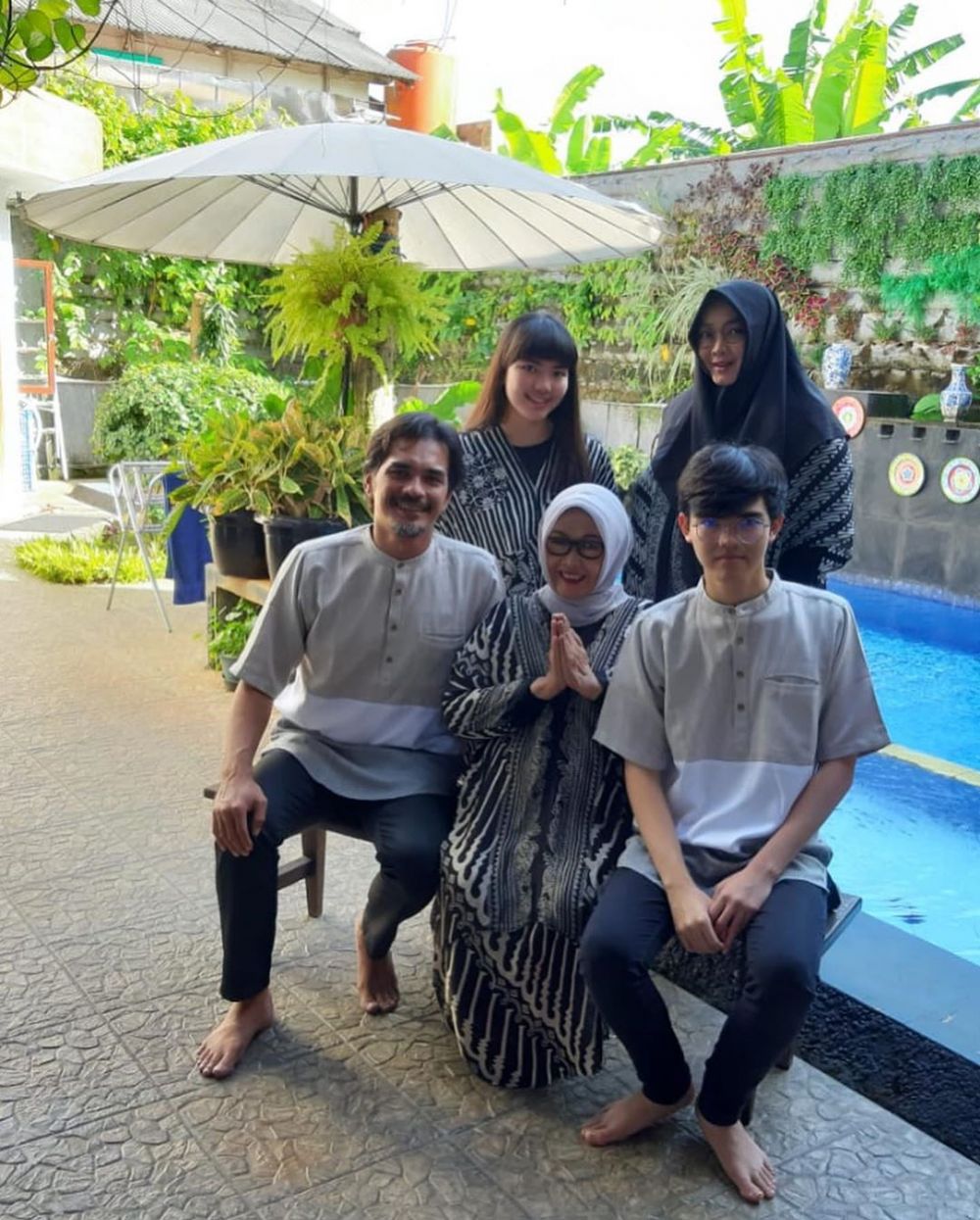 10 Potret kenangan keluarga Rina Gunawan dan Teddy Syach, harmonis