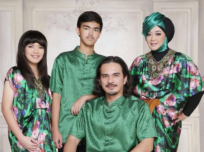 10 Potret kenangan keluarga Rina Gunawan dan Teddy Syach, harmonis