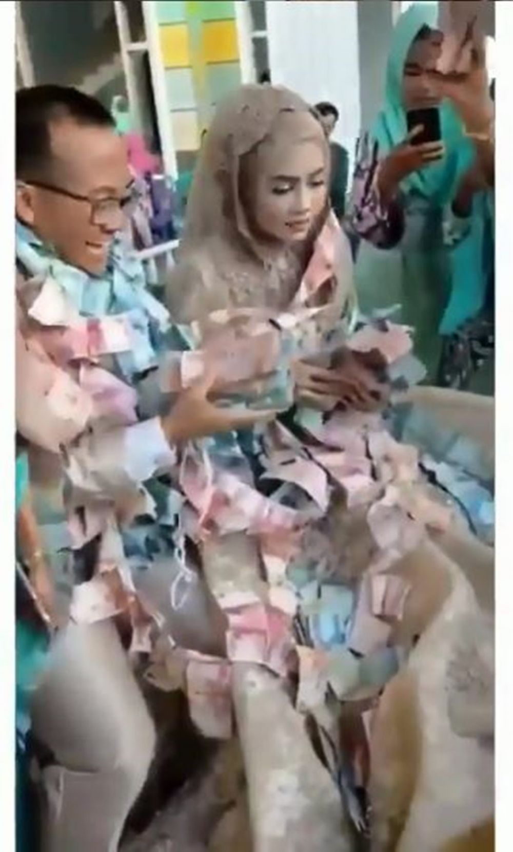 10 Aksi nggak biasa terlalu kaya ala sultan ini bikin geleng kepala