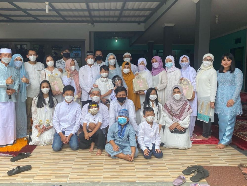 8 Potret arisan keluarga Ayu Ting Ting, busana seragamnya disorot