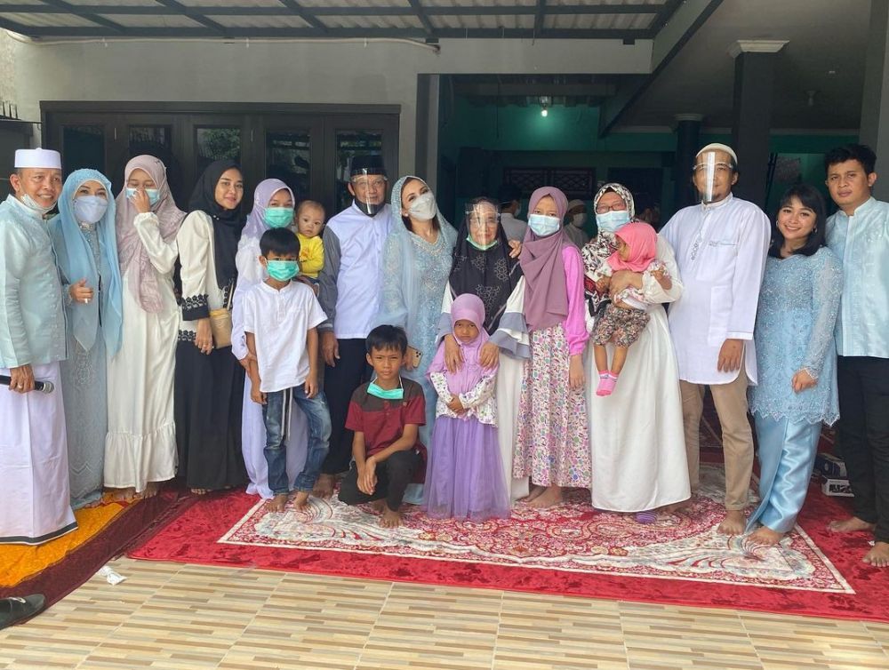 8 Potret arisan keluarga Ayu Ting Ting, busana seragamnya disorot