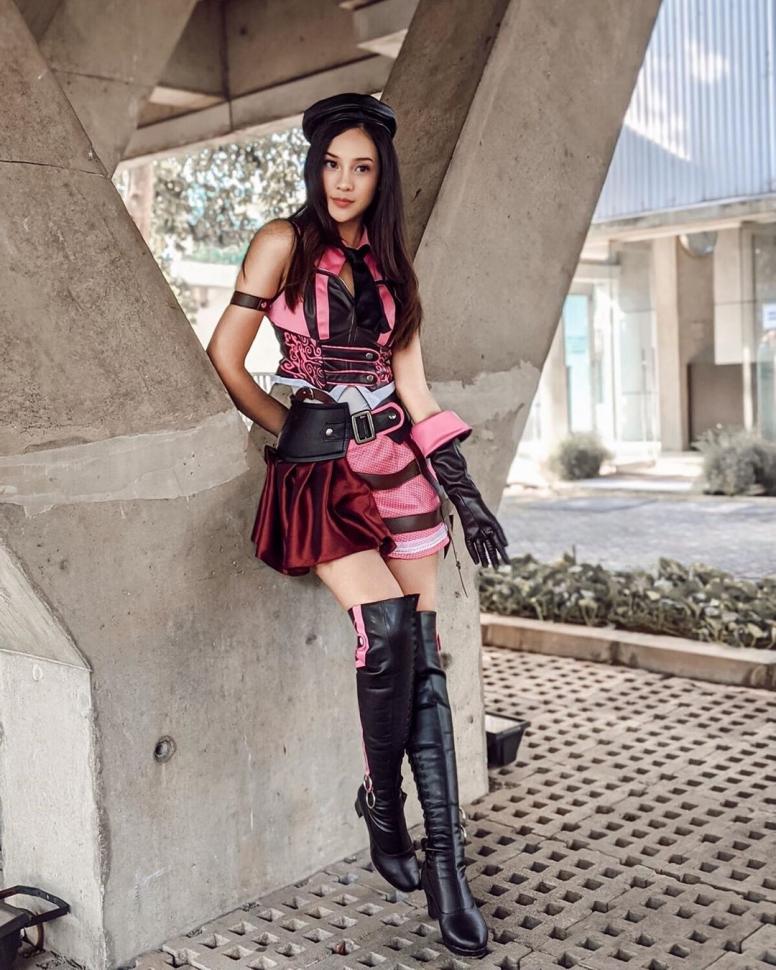 Gaya 6 artis cosplay karakter game, Anya Geraldine bak Kapella FF