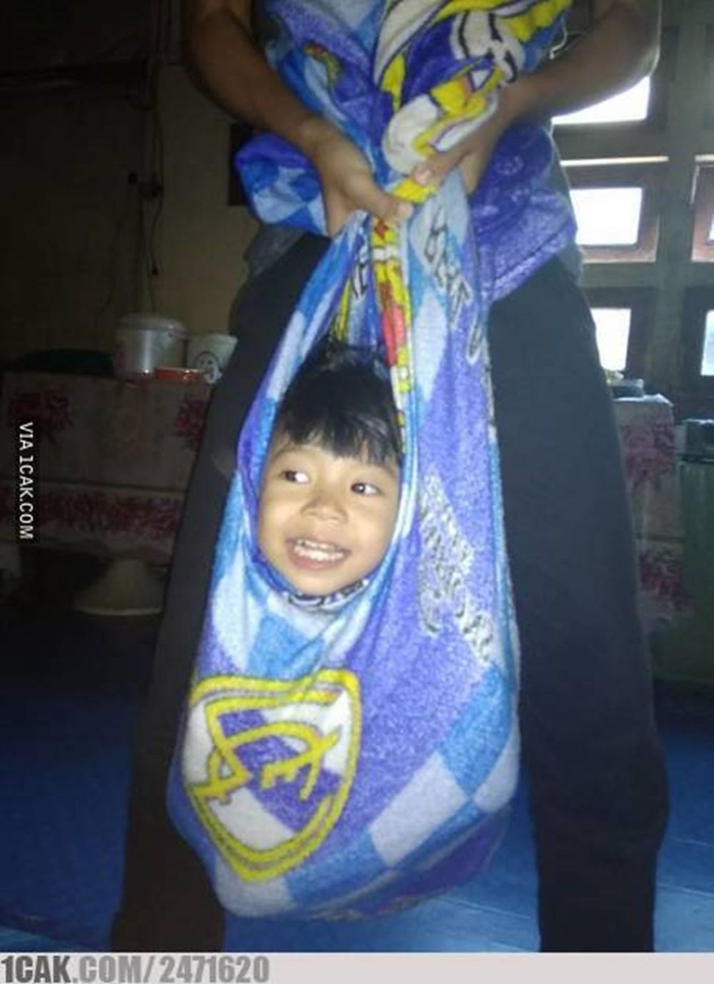 10 Potret nggak biasa wahana ayunan, kreatif dan kocak