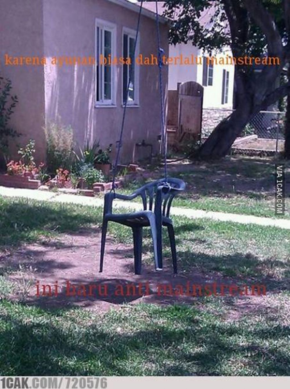 10 Potret nggak biasa wahana ayunan, kreatif dan kocak