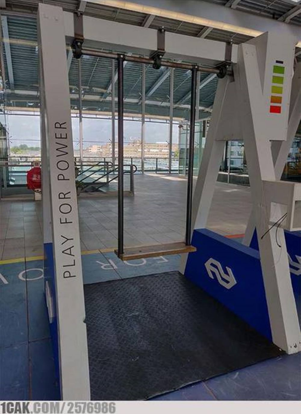 10 Potret nggak biasa wahana ayunan, kreatif dan kocak