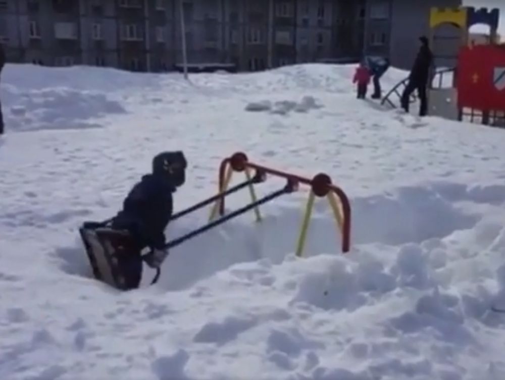 10 Potret nggak biasa wahana ayunan, kreatif dan kocak