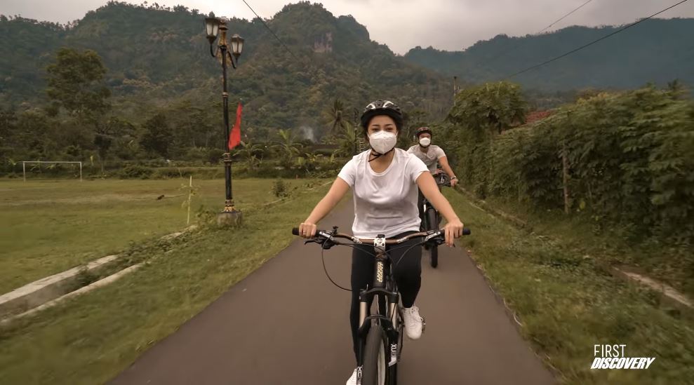 Potret manis 10 seleb naik sepeda bareng pasangan, bikin baper