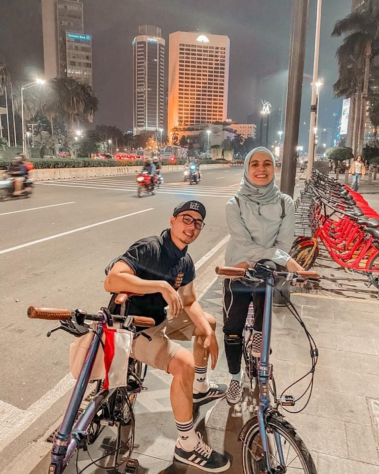 Potret manis 10 seleb naik sepeda bareng pasangan, bikin baper