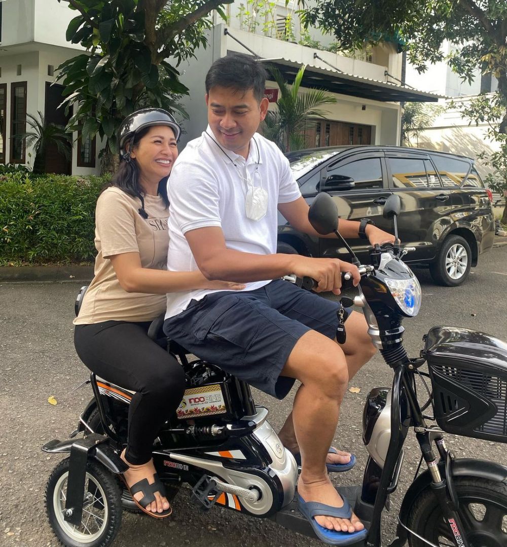 Potret manis 10 seleb naik sepeda bareng pasangan, bikin baper