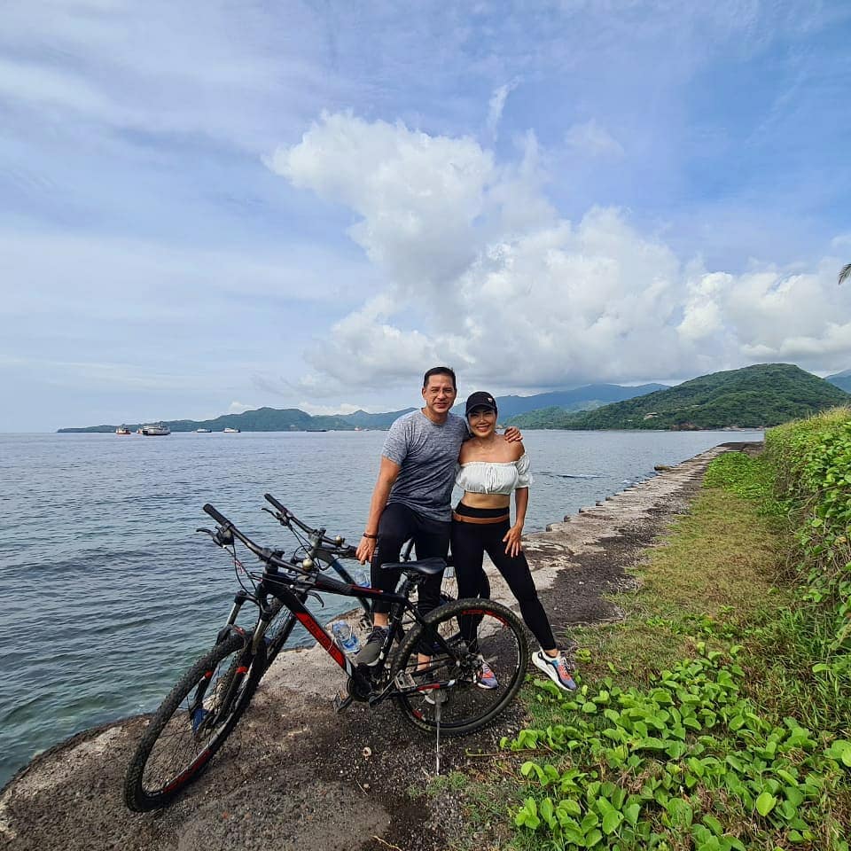 Potret manis 10 seleb naik sepeda bareng pasangan, bikin baper