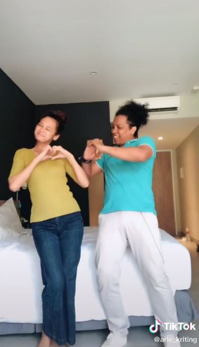 10 Potret mesra Arie Kriting dan Indah Permatasari usai menikah