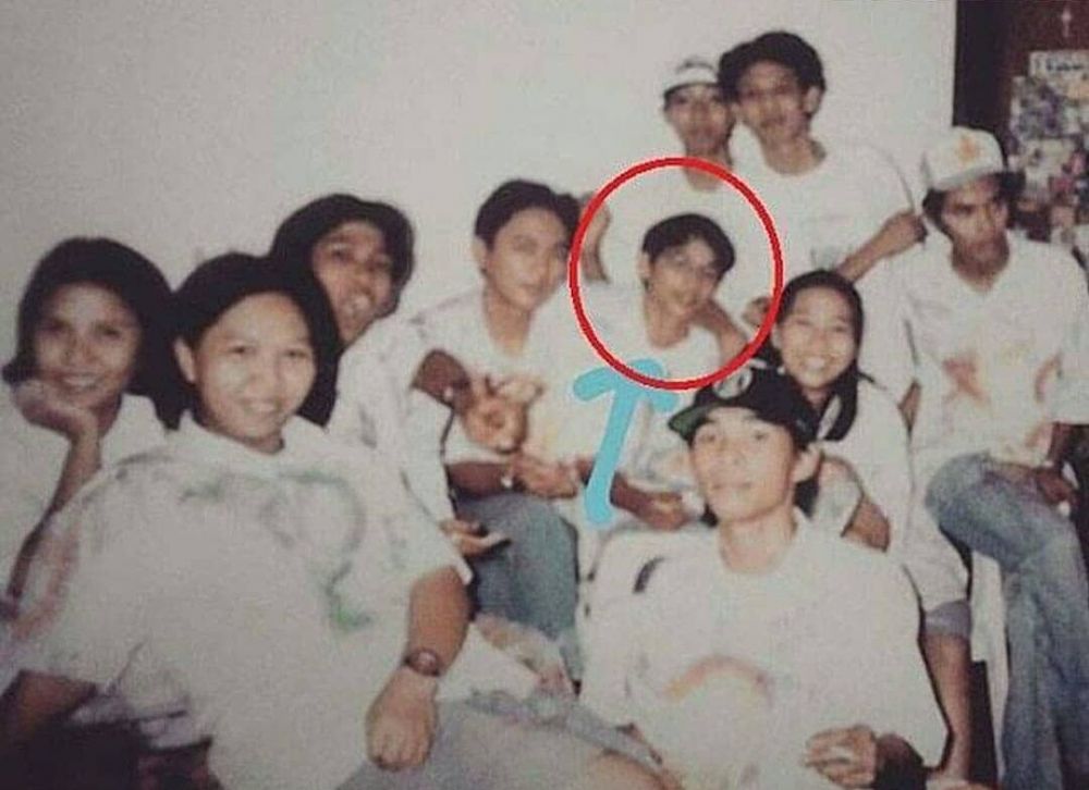 Potret lawas 12 seleb Indonesia dengan geng SMA-nya, hits abis 