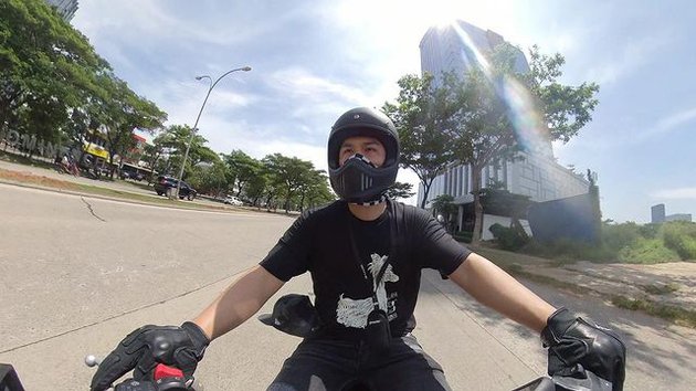 7 Potret Glenn Alinskie naik motor, pernah atraksi bareng Nastusha