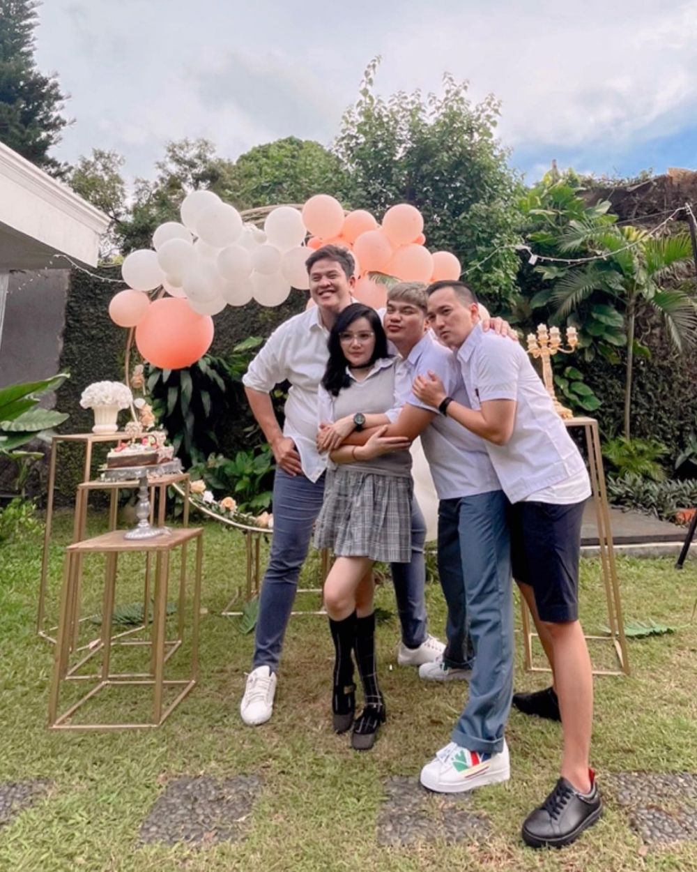 9 Momen pesta ultah ke-35 Mawar AFI, pakai dresscode seragam SMA