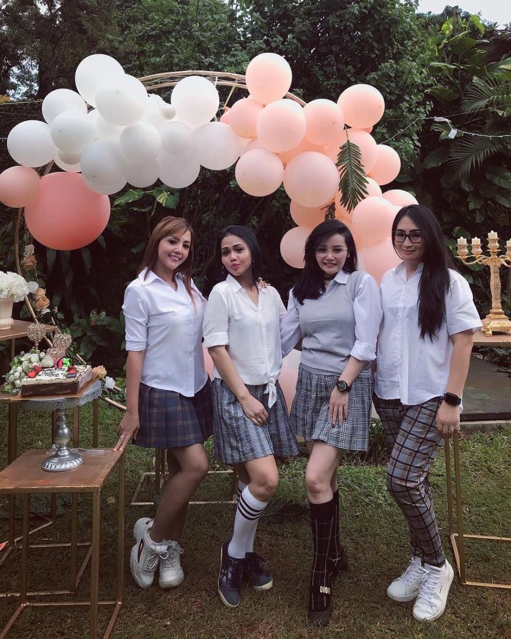 9 Momen pesta ultah ke-35 Mawar AFI, pakai dresscode seragam SMA