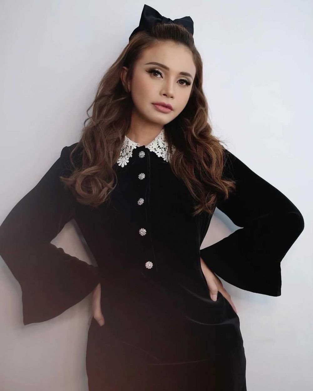 8 Potret Rossa kenakan outfit serba hitam, curi perhatian