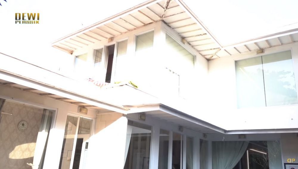 10 Potret rumah lama Dewi Perssik, asri dan dekat sungai