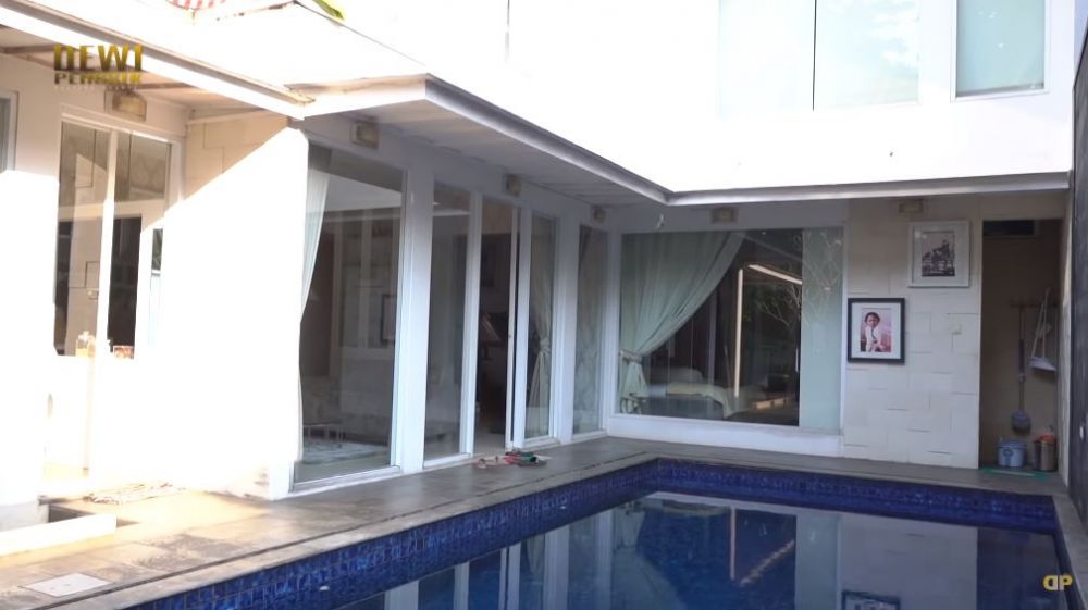 10 Potret rumah lama Dewi Perssik, asri dan dekat sungai