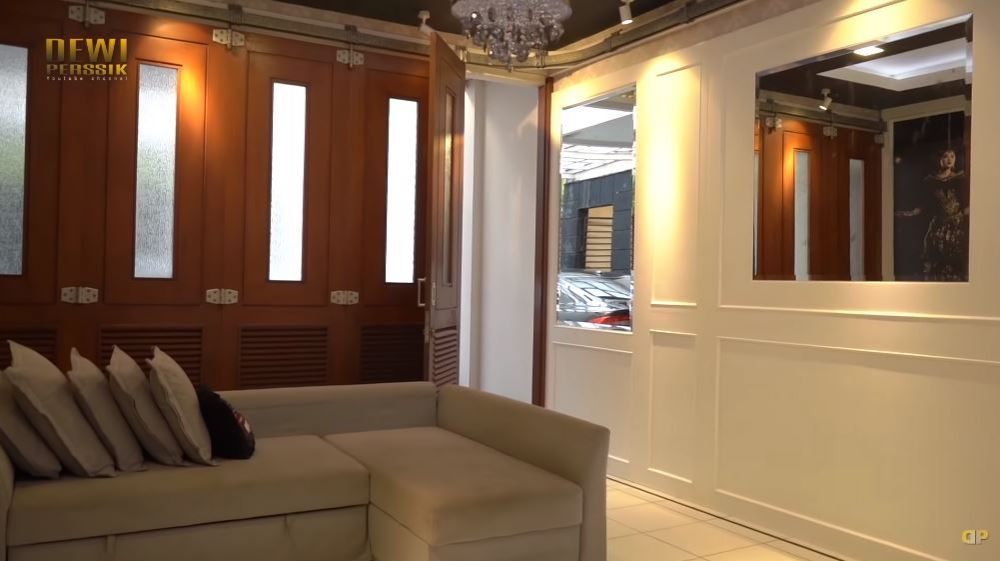 10 Potret rumah lama Dewi Perssik, asri dan dekat sungai