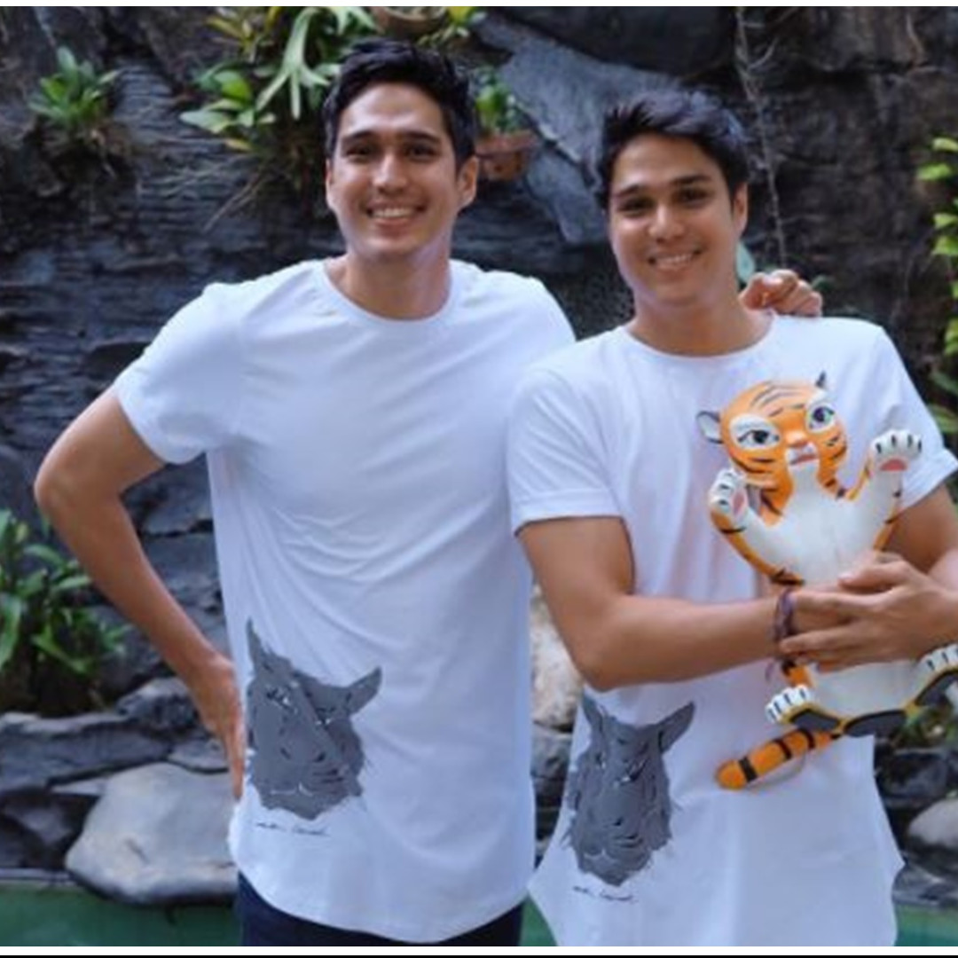 Main dengan. Main dengan. Keluarga ust azraia. Main dengan india. Kshans.