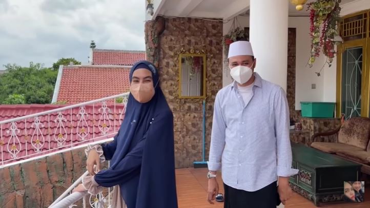 10 Potret rumah masa kecil Kartika Putri, bernuansa emas