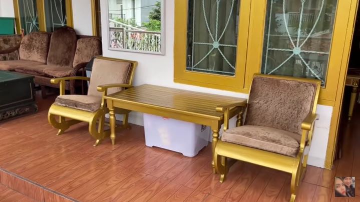 10 Potret rumah masa kecil Kartika Putri, bernuansa emas