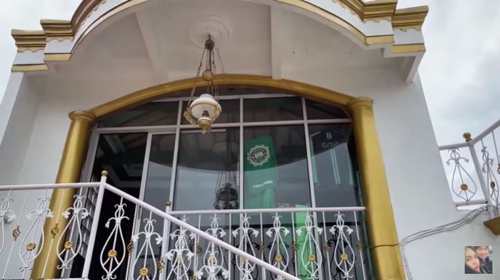 10 Potret rumah masa kecil Kartika Putri, bernuansa emas