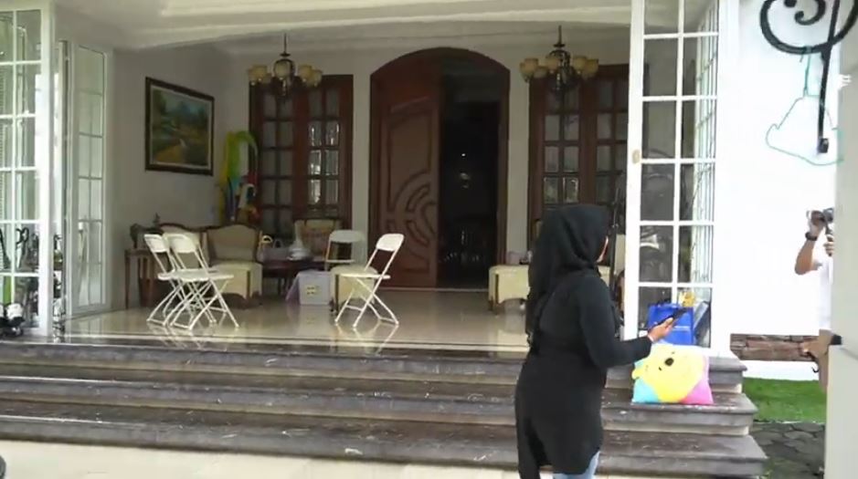 12 Penampakan rumah Atalarik Syach, pekarangannya luas banget