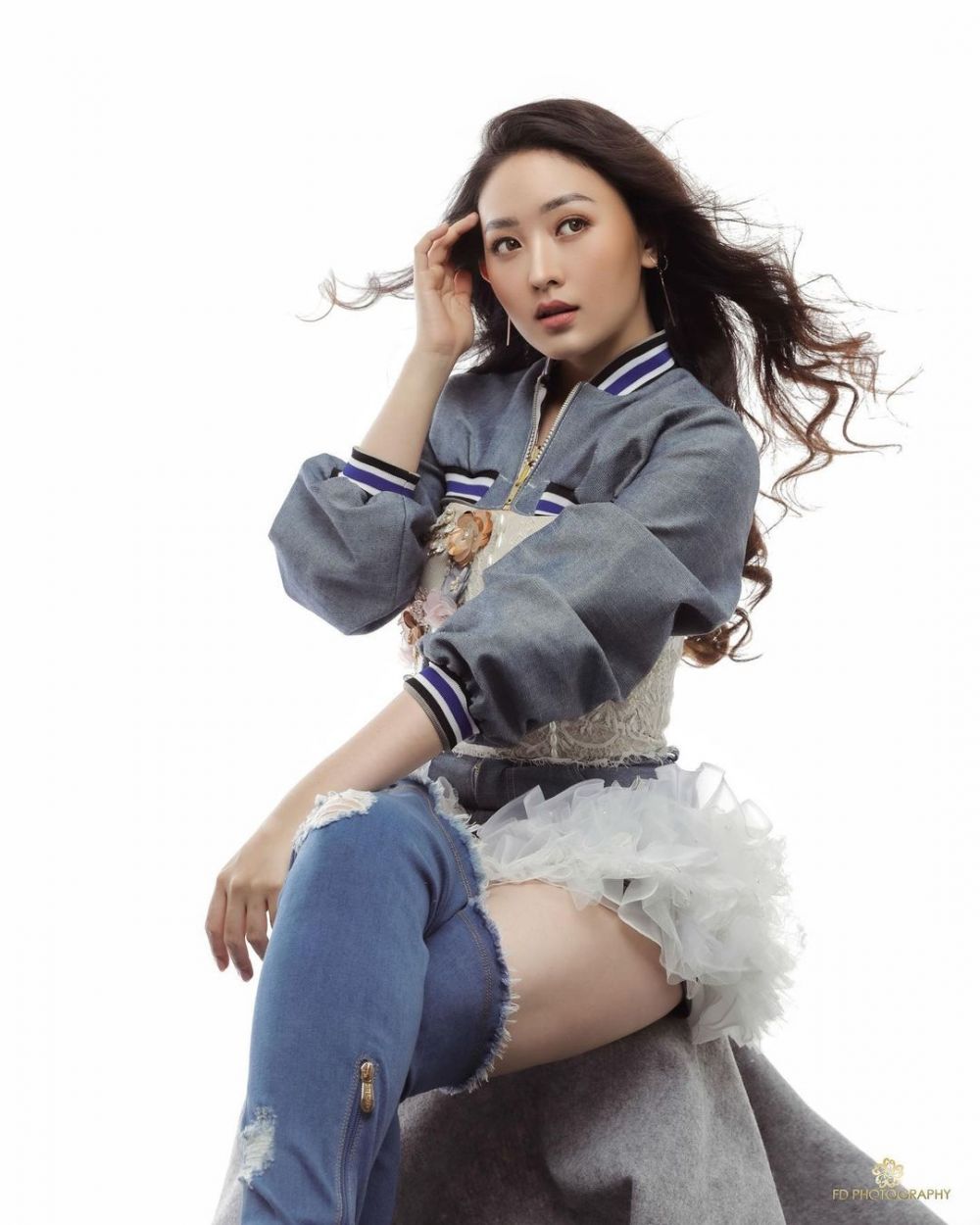 7 Pemotretan Natasha Wilona dengan gaya denim on denim, kece abis