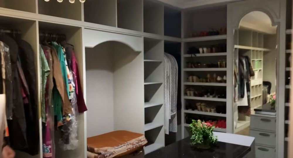 10 Potret walk in closet Nagita di rumah lama, ada baju waktu menikah