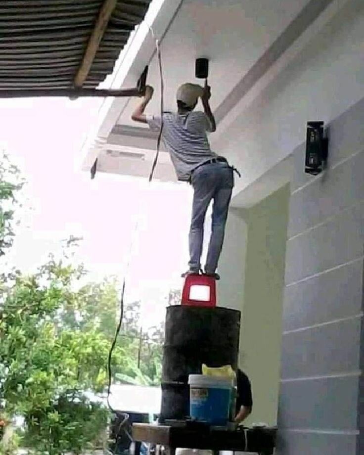 11 Aksi tukang bangunan menghibur diri pas kerja ini kocak abis