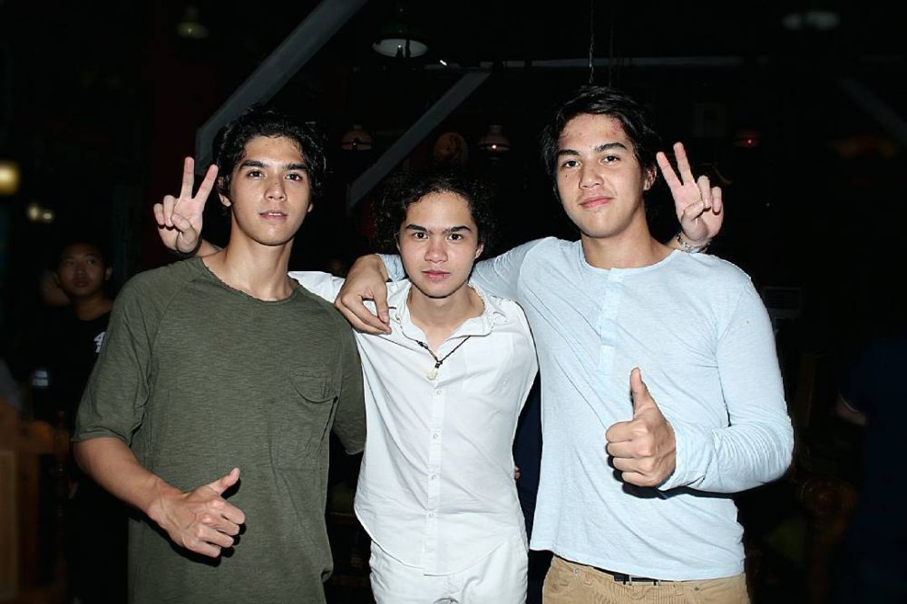 9 Potret kebersamaan 3 seleb bersaudara, penuh kehangatan