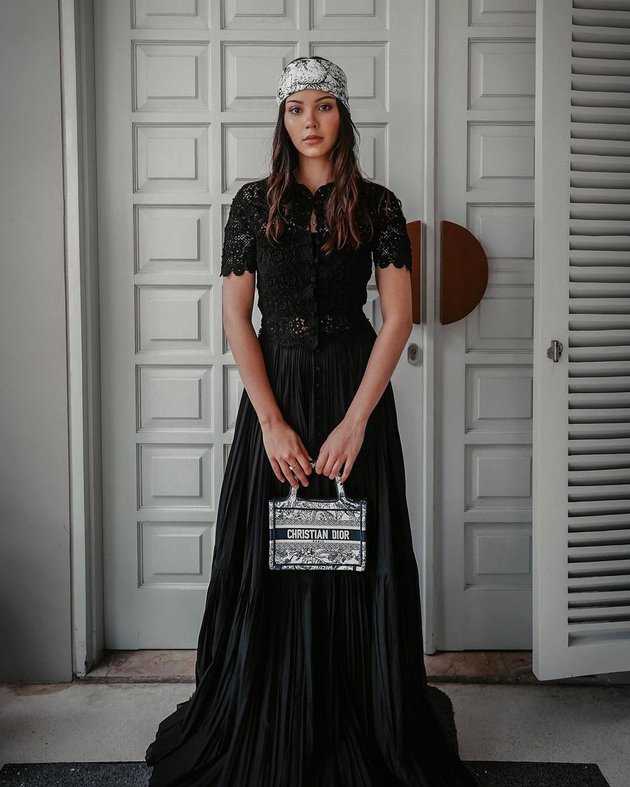 10 Gaya OOTD Alyssa Daguise saat di Paris, selalu pakai tas branded