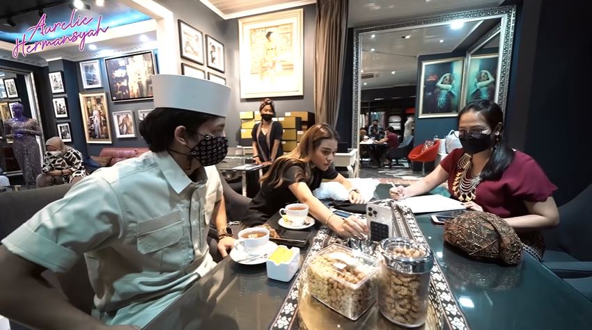 10 Momen Atta dan Aurel fitting baju pernikahan, penuh kebahagiaan