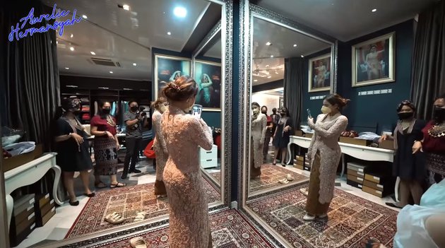 10 Momen Atta dan Aurel fitting baju pernikahan, penuh kebahagiaan
