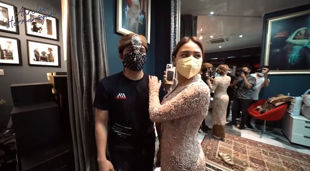 10 Momen Atta dan Aurel fitting baju pernikahan, penuh kebahagiaan