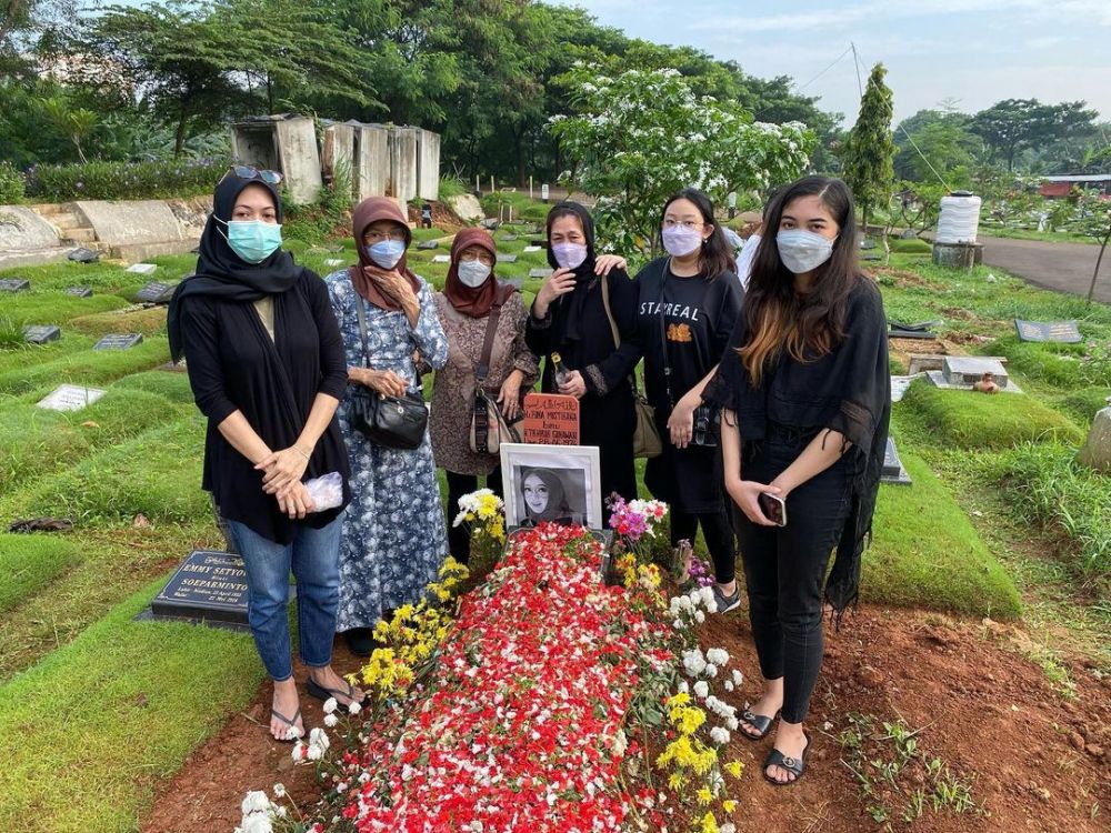 6 Momen Teddy Syach dan keluarga nyekar di makam Rina Gunawan