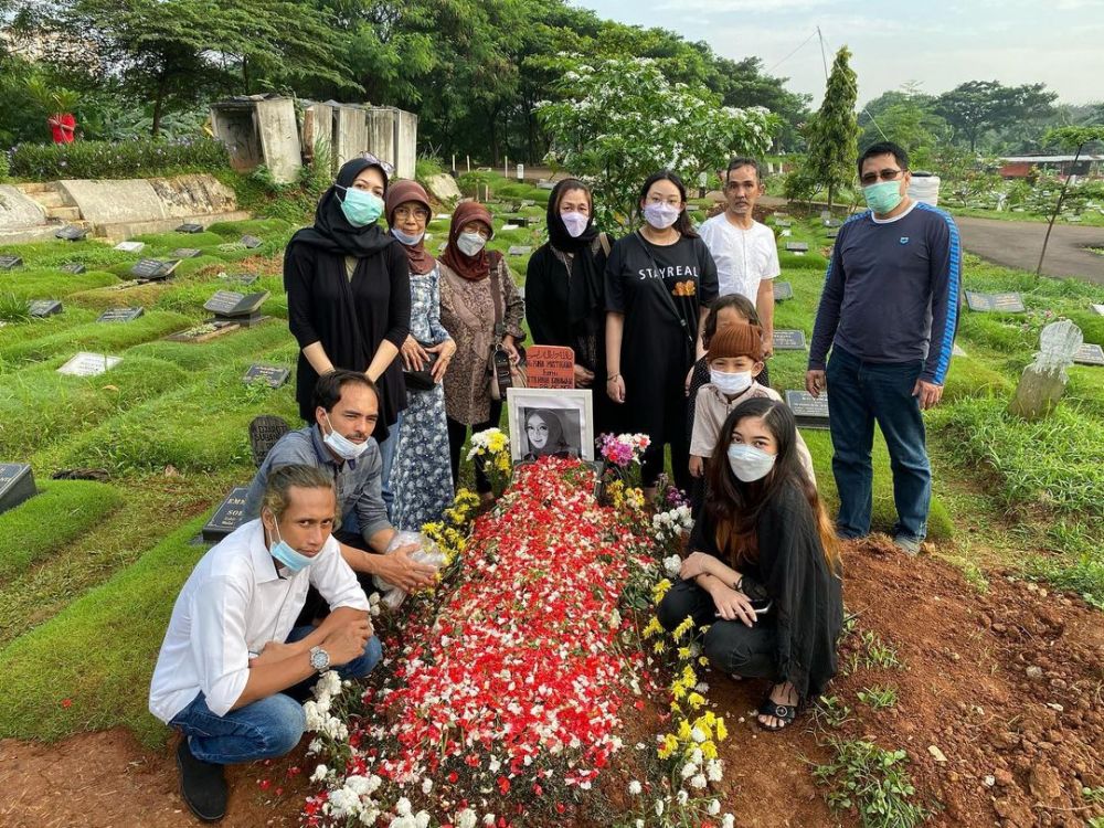 6 Momen Teddy Syach dan keluarga nyekar di makam Rina Gunawan