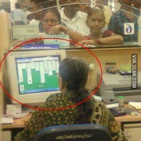 10 Momen ngeselin waktu lagi antre ini bikin tepuk jidat