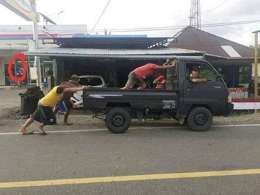 10 Potret lucu cowok saling bantu ini malah bikin gagal paham