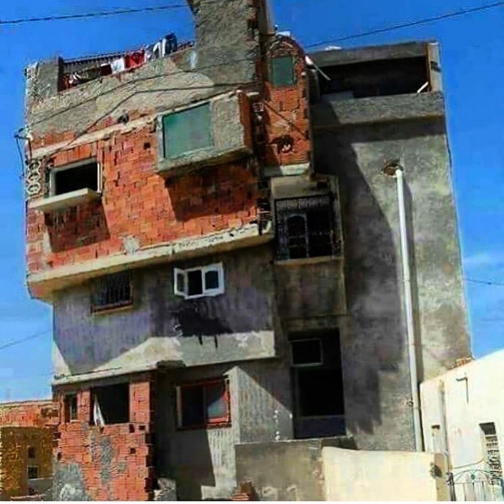 20 Desain rumah nggak biasa ini bentuknya bikin mikir keras, unik abis