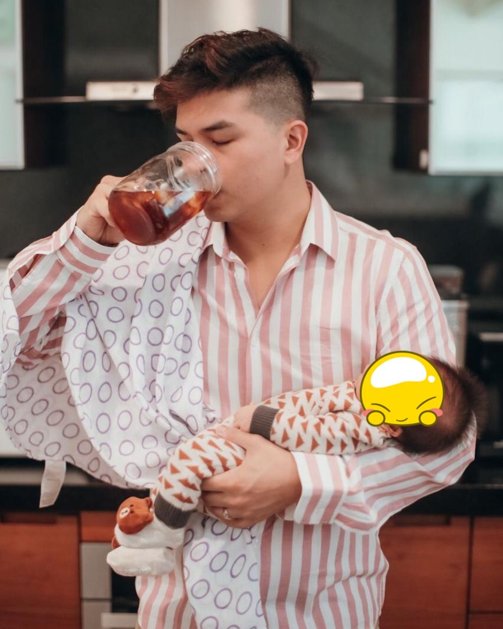 Cool di sinetron, gaya 10 seleb ganteng momong anak ini curi perhatian