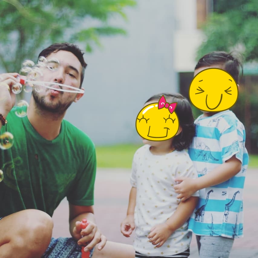 Cool di sinetron, gaya 10 seleb ganteng momong anak ini curi perhatian