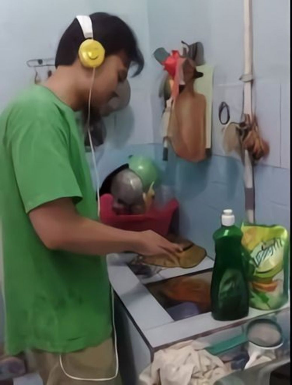 10 Momen lucu ketika cuci piring ini bikin pengen bantu sambil nyengir