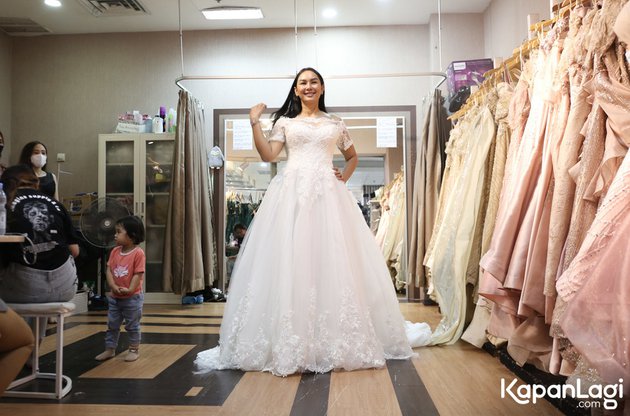 10 Momen Kalina Ocktaranny fitting baju pengantin, elegan serba putih