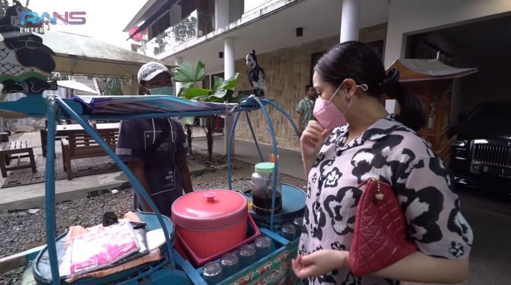 Ingin jajan, intip 10 potret Nagita borong 4 pedagang gerobak ke rumah